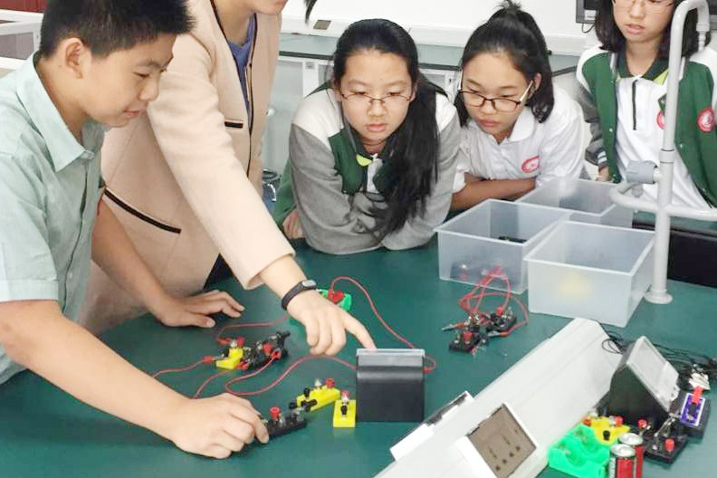 电路设计.jpg_电路图分享 我们的A level班 剑桥A level课程 培养目标: 培养具备独立思考、终身学习能力的国际性人才,以华夏文化为基点,从国际视野看待问题,成为能为全球社会进步做出贡献和发展的国际公民。 课程保障 A level课程证书被全球大学广泛认可 英文原版教材加中外教共同授课 小班化教学模式结合个性化课程 资深专家教师提供精致个性教育 伊顿X领导才能课程与第二外语提高综合能力 升学指导中心全程跟踪,贴心服务 剑桥A level核心课程 : 英语(雅思和托福) 数学 进阶数学 语文 化学 物理 经济 西语 德语
