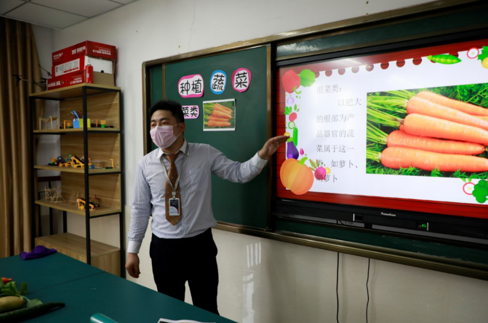 图4：李老师上课.png