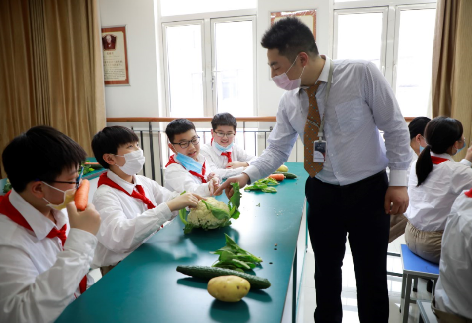 图5：李老师与学生讨论.png