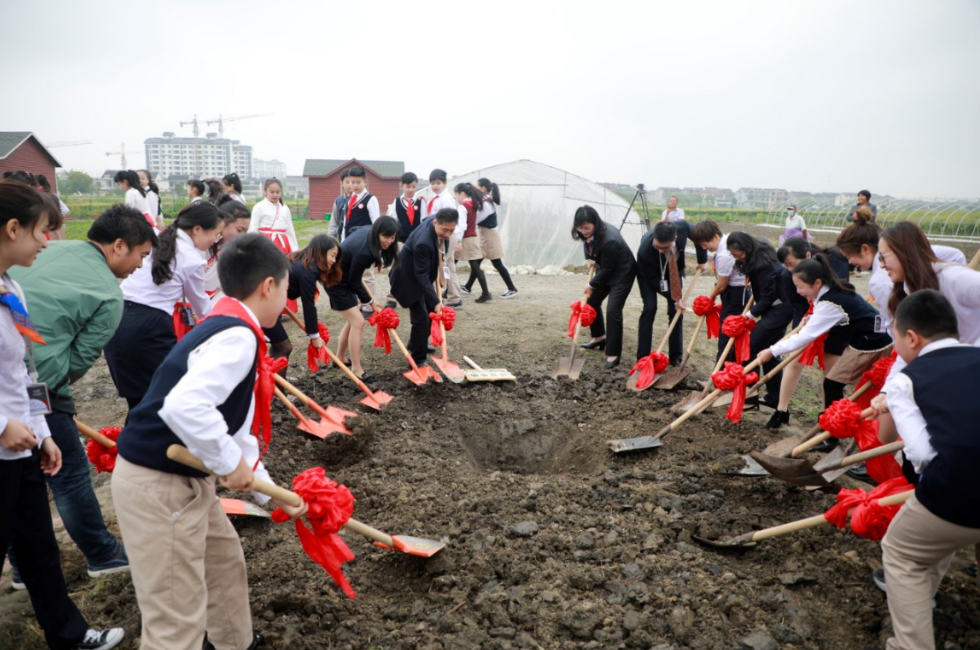 图6：领导开土.png