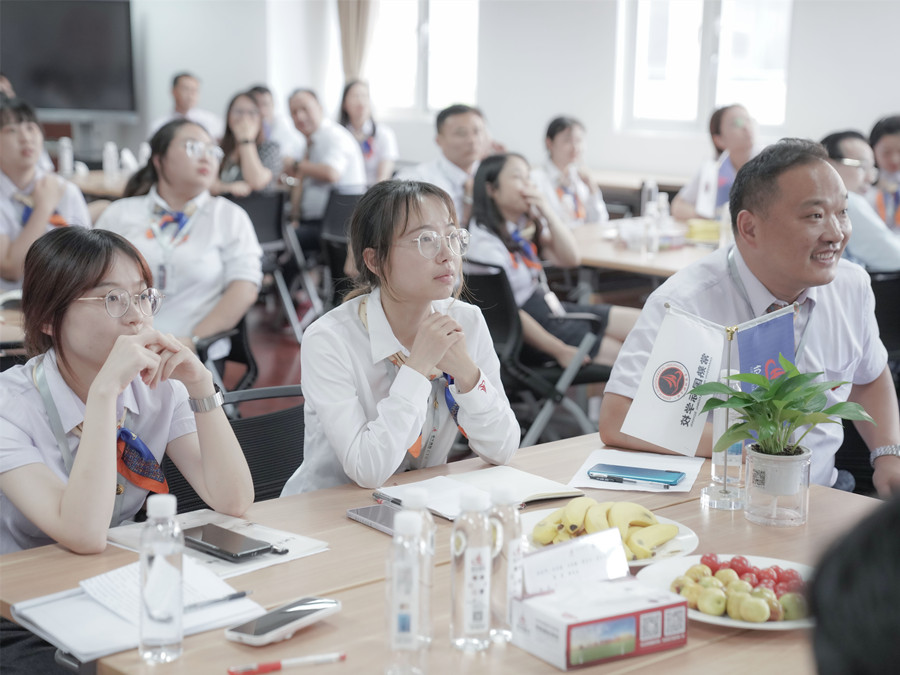 C:\Users\pc\Desktop\21年新教师座谈会\上传图片\16.jpg